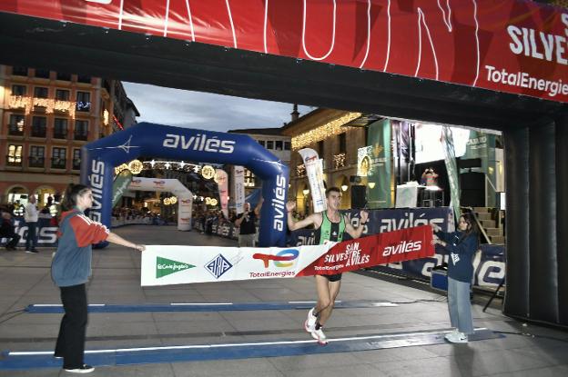 David Alfonso y Paula Herrero vuelan en Avilés