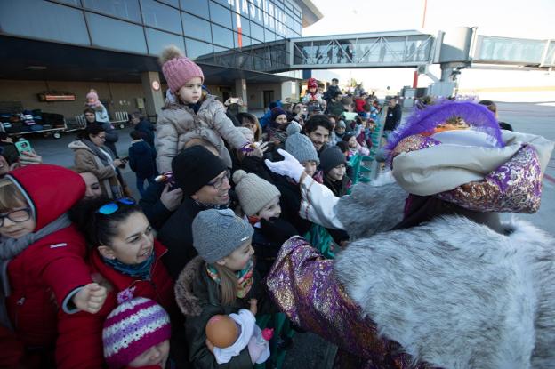 La recepción a los Reyes Magos en el aeropuerto volverá a ser multitudinaria