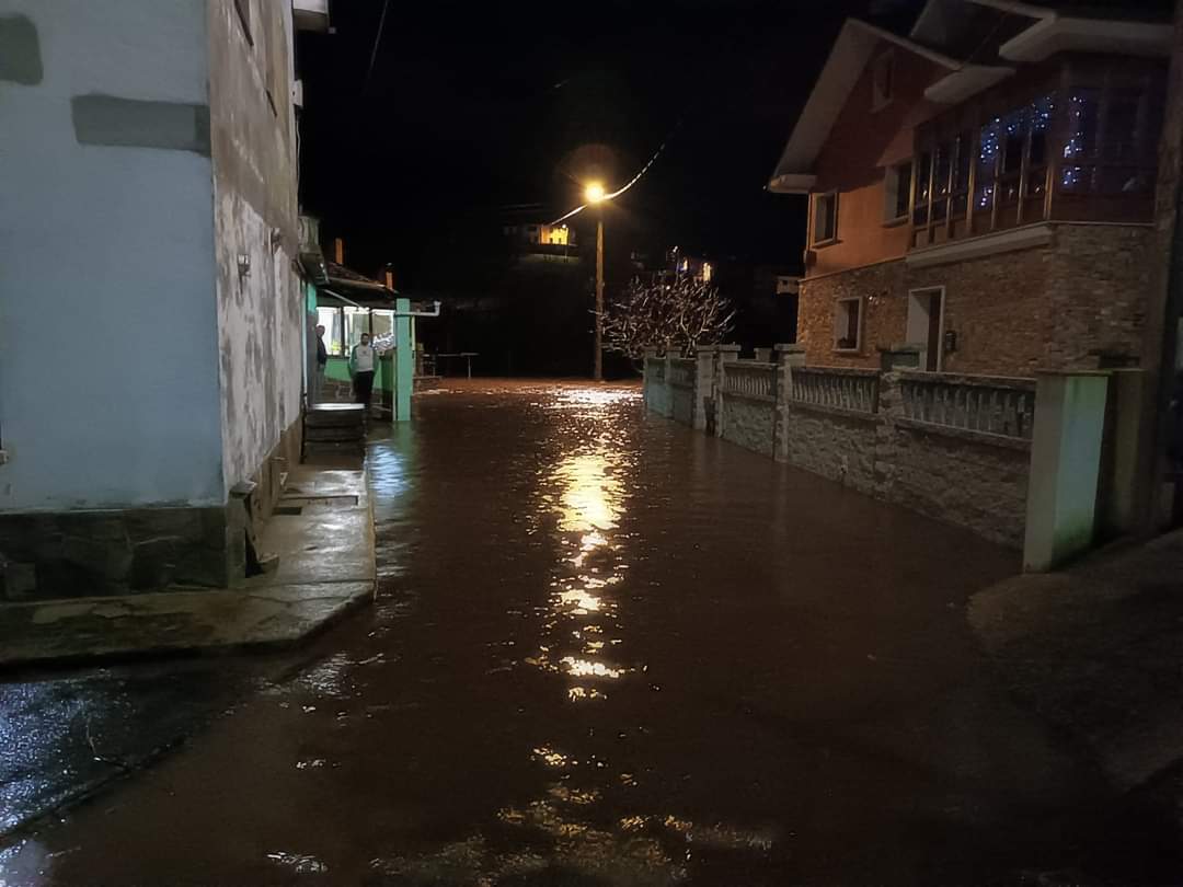 La crecida del río Eo provoca graves inundaciones en Vegadeo