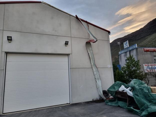 El viento daña la cubierta de la nave municipal del polígono de Guadamía