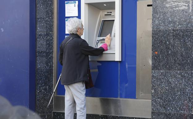La libreta de ahorro, en desuso: estos son los bancos que no la emiten o cobran por ella