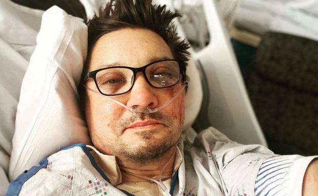 El actor Jeremy Renner reaparece desde la cama del hospital: «Estoy demasiado afectado»