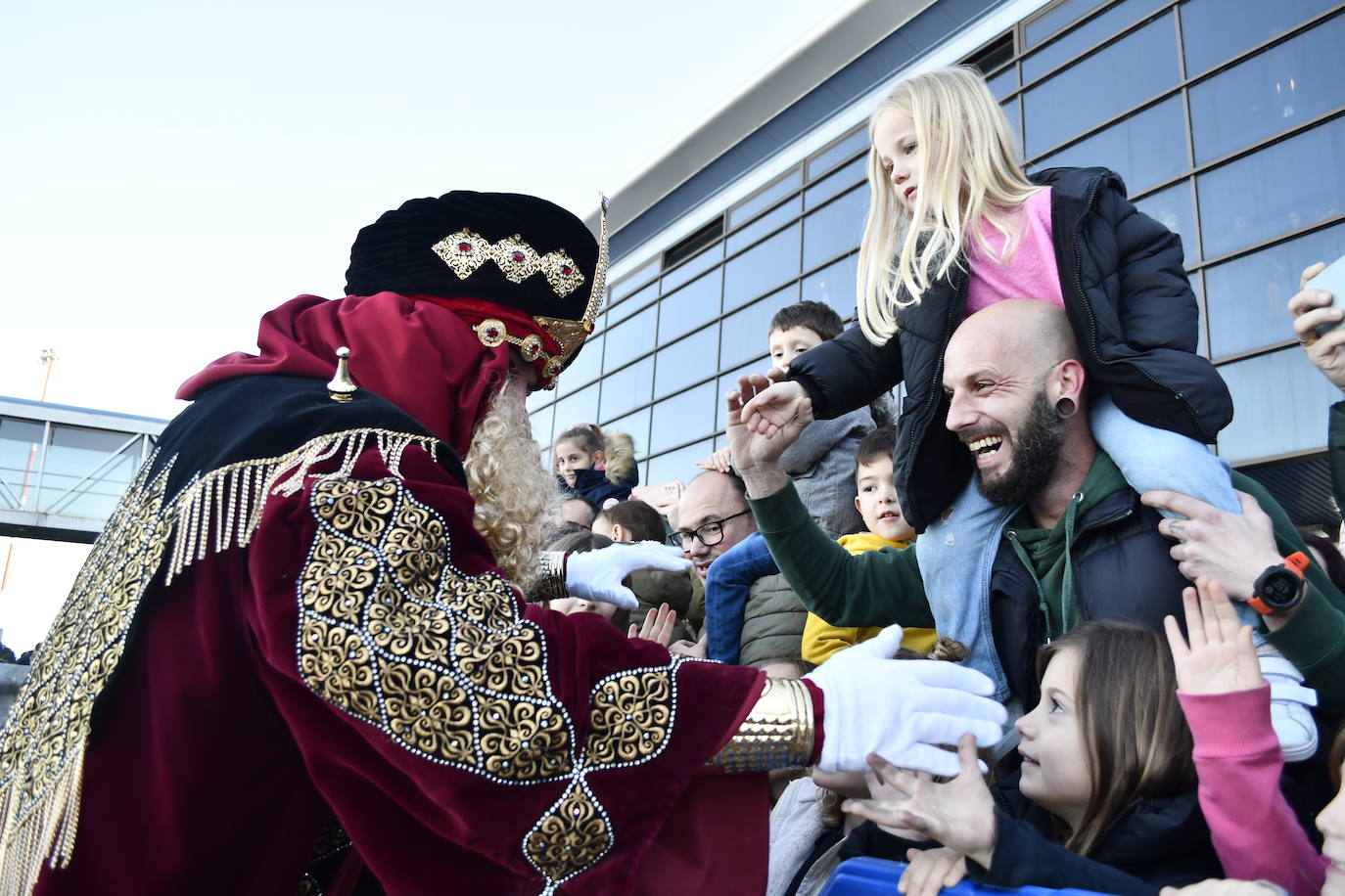 Así ha sido la emocionante llegada de los Reyes Magos al aeropuerto de Asturias