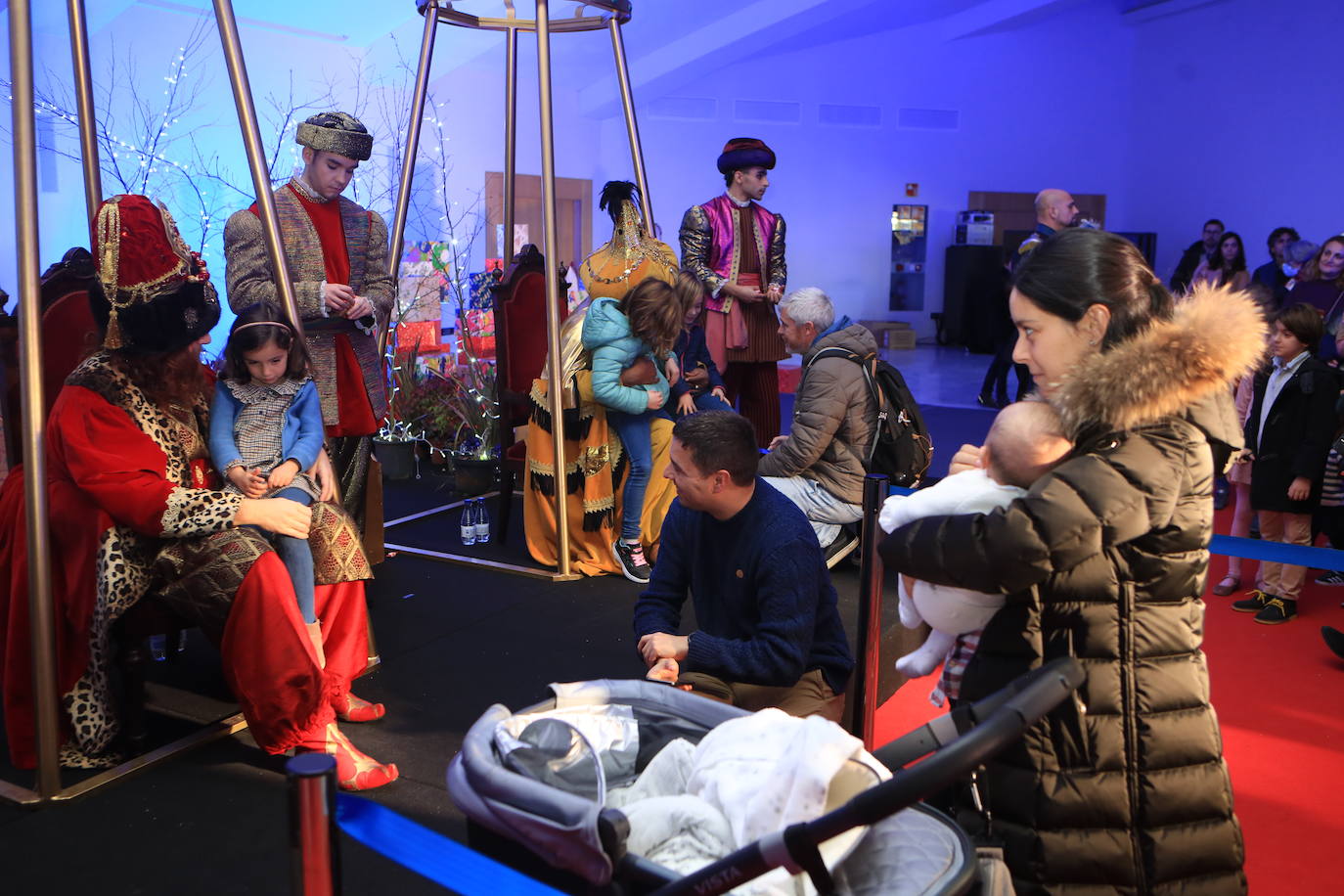Los Reyes Magos llevan a Oviedo la ilusión y aseguran traer «una comitiva con muchos regalos»