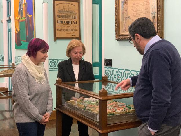 Violeta Alonso visita el Archivo de Indianos