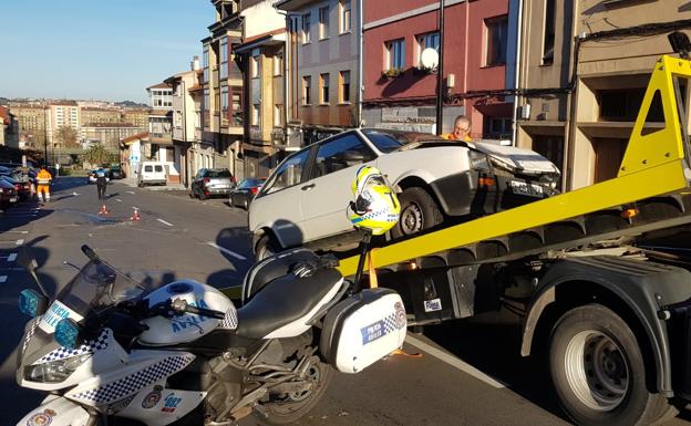 Un choque entre dos vehículos obliga a cortar el tráfico en la calle de El Carmen de Avilés