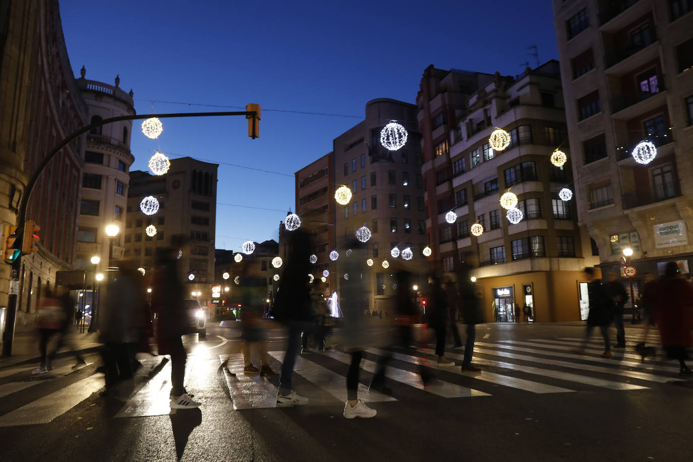 Gijón disfruta del último día de las luces navideñas