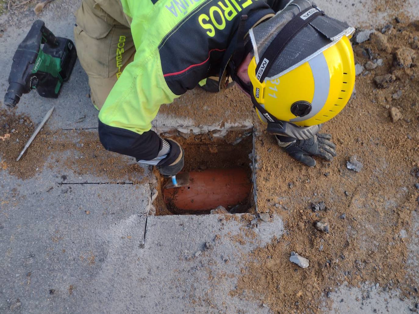 El angustioso rescate de un perro que se quedó atrapado en una tubería