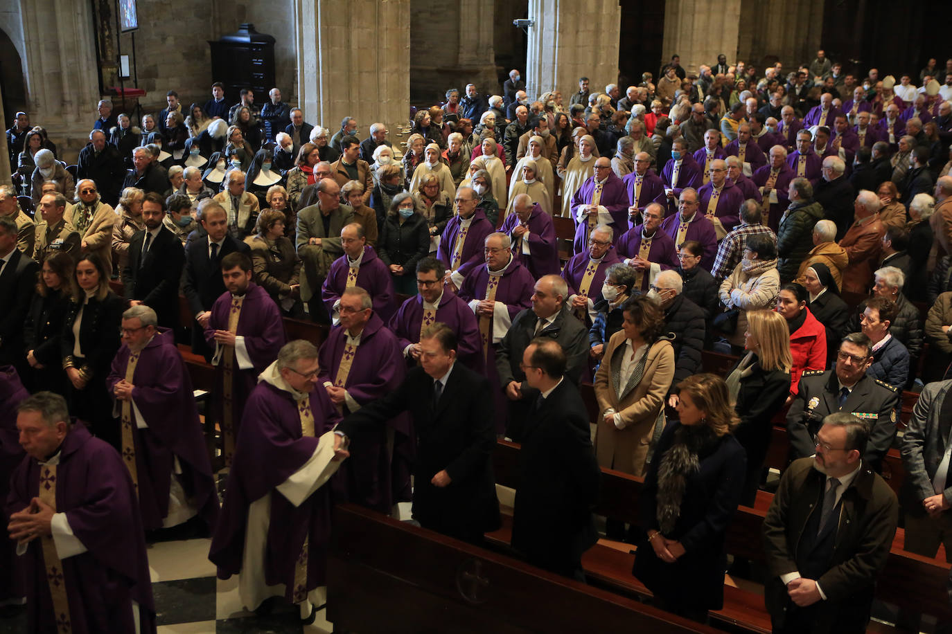 Asturias se despide de Benedicto XVI con un multitudinario funeral en la Catedral de Oviedo