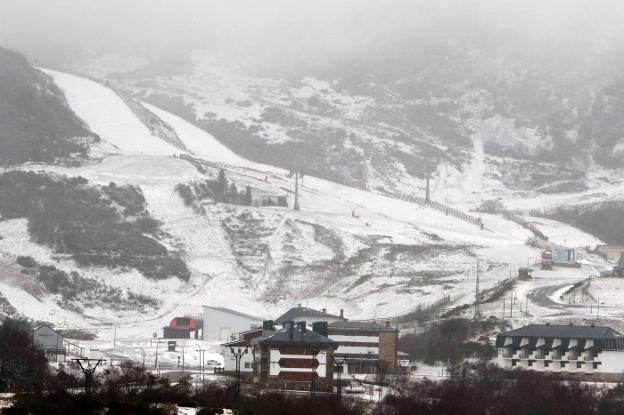 Las estaciones asturianas esperan salvar la temporada abriendo este mes