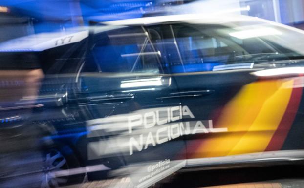 La Policía salva a un bebé de 26 días con hipotermia al que hallaron en la calle con su padre ebrio