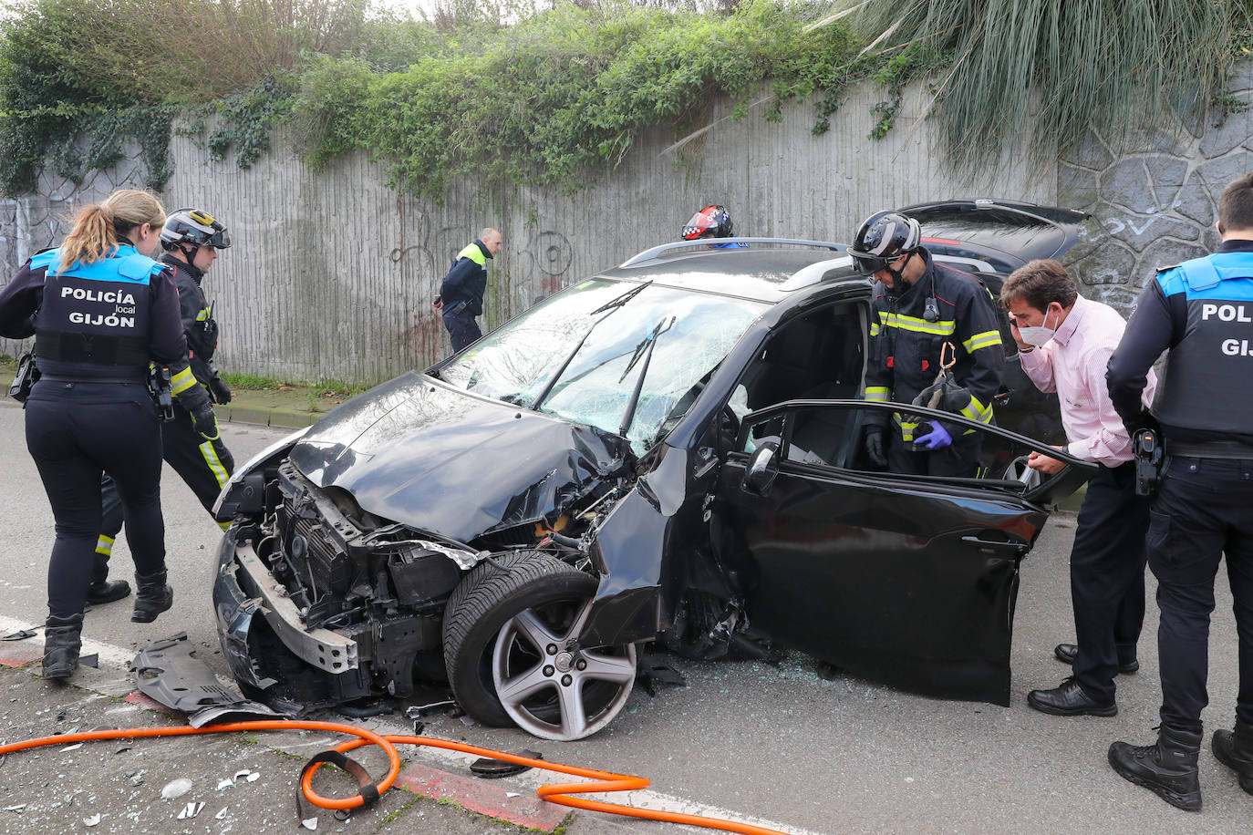 Despliegue policial por un accidente de coche en el Llano