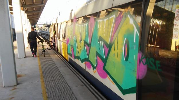 Renfe gasta 1.500 euros al día en limpiar grafitis de trenes y estaciones asturianas