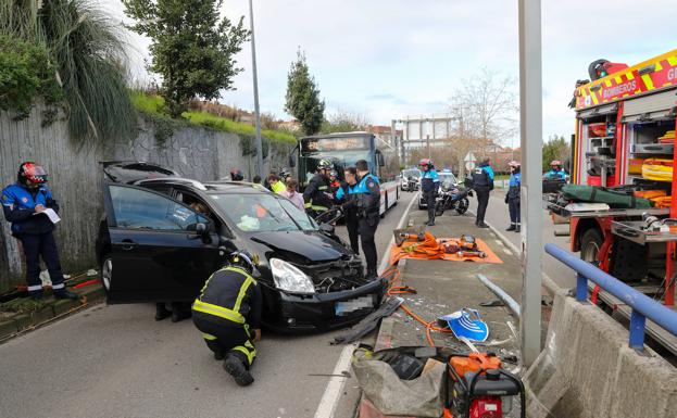 Amplio despliegue en Gijón por una conductora que quedó atrapada en su coche tras un accidente