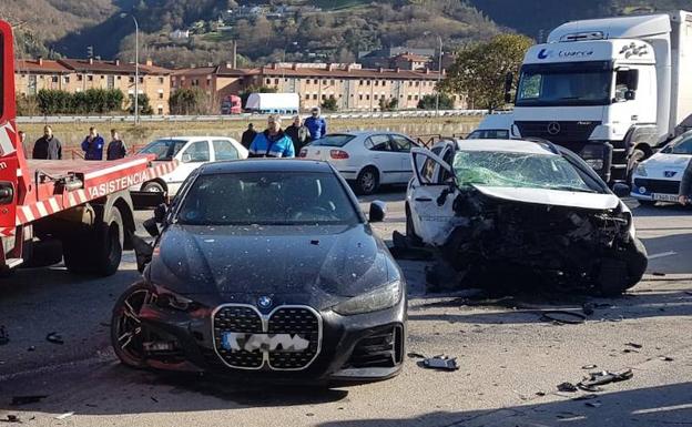 Dos heridos graves en un accidente en el polígono de Vega de Arriba