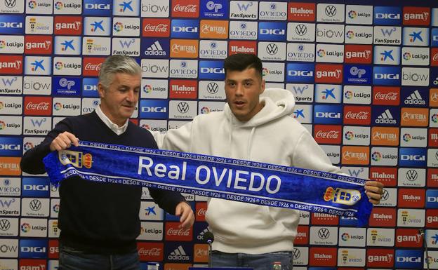 Real Oviedo | Roberto Suárez: «Hay dos fichas libres y masa salarial para cubrirlas»