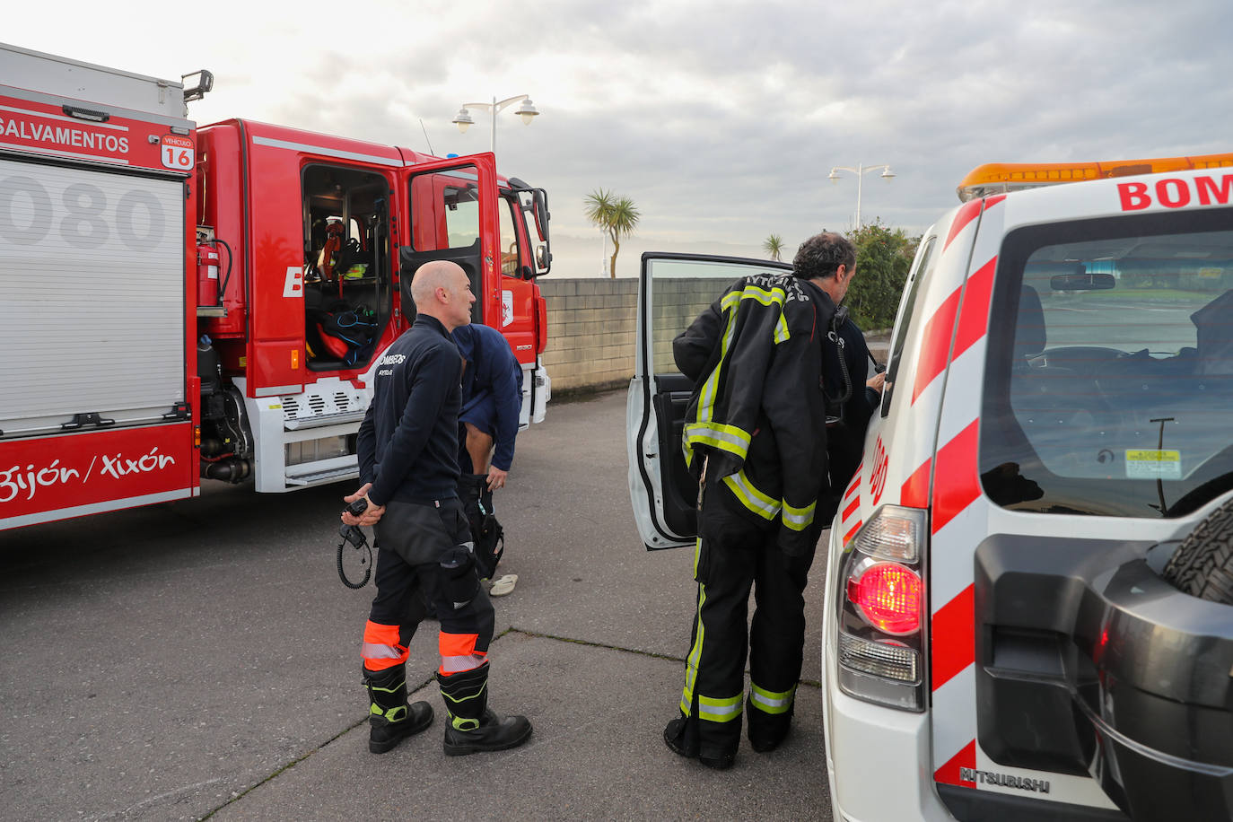 Amplio despliegue para salvar a un surfista en la playa de Peñarrubia