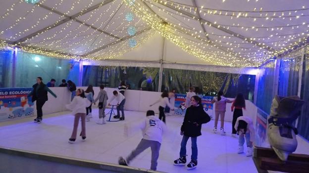 5.000 personas disfrutaron de la pista de hielo ecológico de Ribadesella