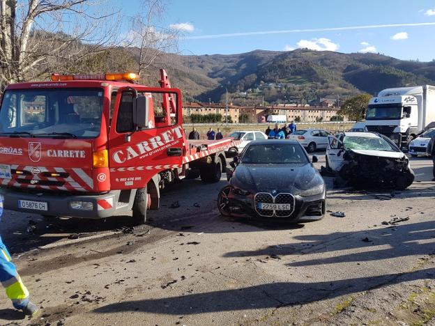 Dos heridos graves en un accidente en Gonzalín, Mieres