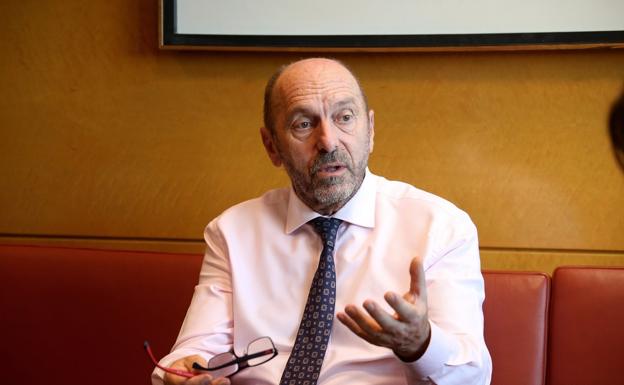 Juan Cofiño pide «coherencia» a la oposición para aprobar sus leyes contra la burocracia