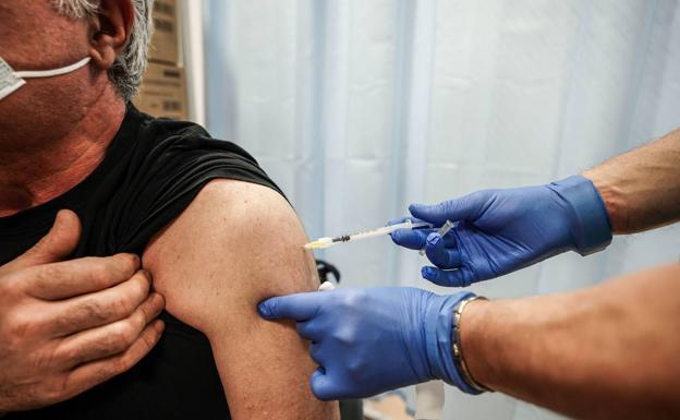 Sanidad llama a vacunarse ante la aparición de la variante de covid 'kraken'