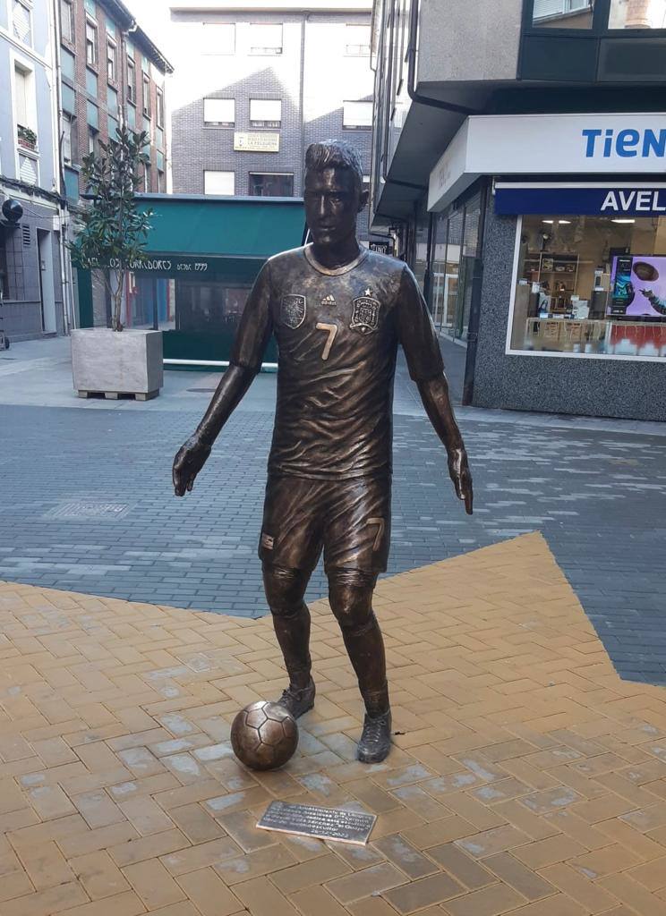 El David Villa de bronce recupera su balón