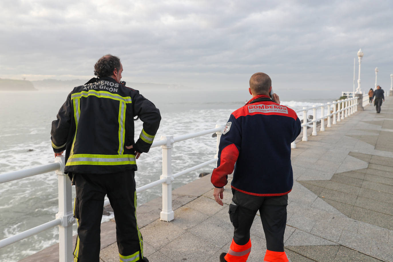 Rescatan a un surfista en apuros en la playa de Peñarrubia