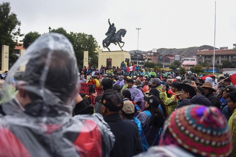 Una multitud se concentra en Cuzco para pedir la dimision de la presidenta de Peru por los fallecidos a causa de la represion