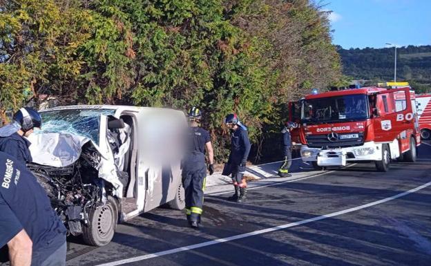 Los bomberos excarcelan al conductor de una furgoneta que chocó contra un camión en Sotiello