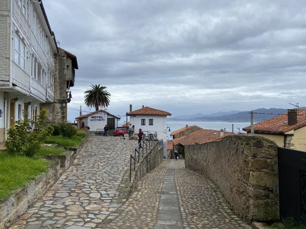 El plan de tráfico de Lastres incluirá un lector de matrículas para vecinos y más semáforos