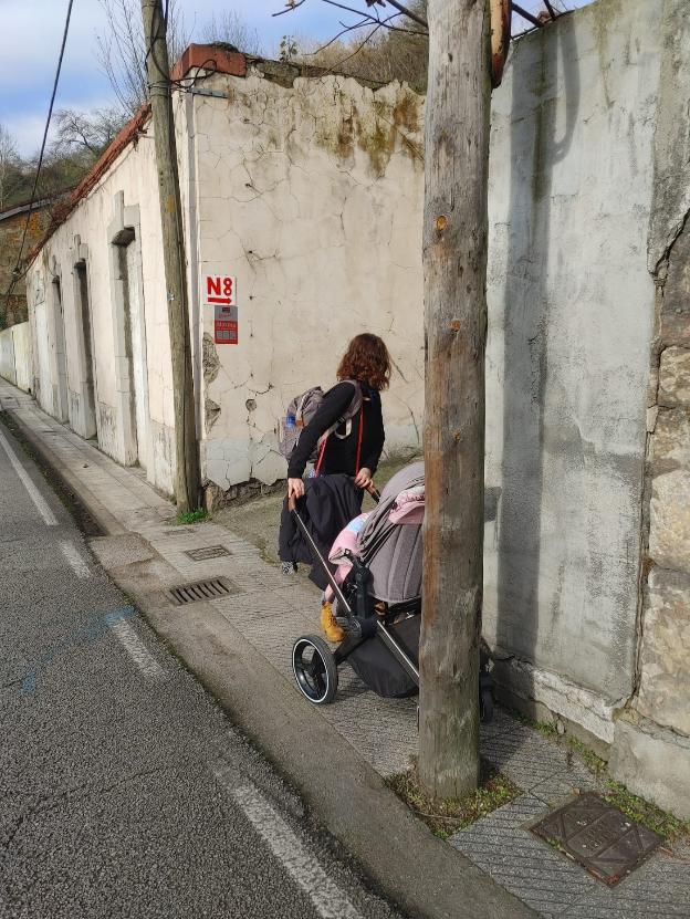 «Los carritos de bebé y las sillas de ruedas tienen que ir por la carretera»