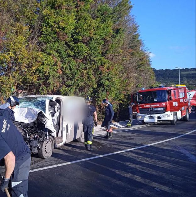 Excarcelan al conductor de una furgoneta tras un choque frontal en Sotiello