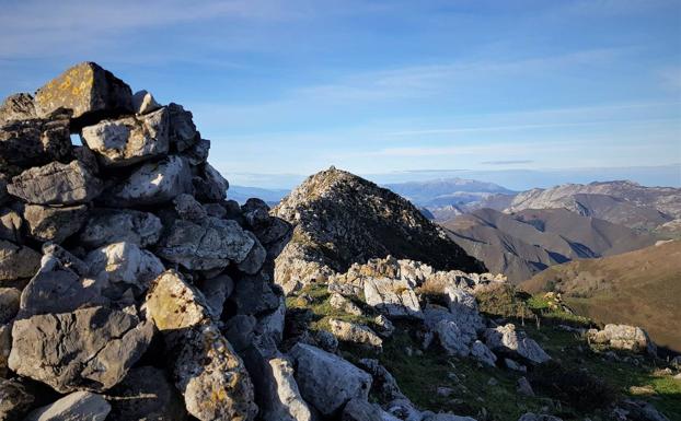 Al Ibéu: un recorrido sencillo por una sierra caliza y verde que une costa y montaña