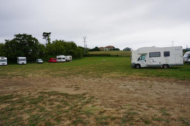 La construcción de chalés obliga a buscar un nuevo espacio para el parking de La Isla