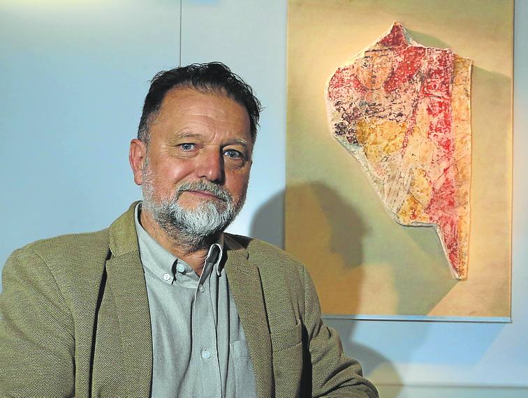 Manuel Paz. Uno de los impulsores del proyecto, ante la reproduccion del musico de San Miguel de Lillo que se puede ver en el Museo Arqueologico de Asturias. mario rojas