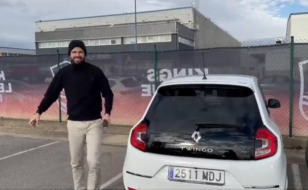 Piqué llega a las instalaciones de la Kings League en un Twingo