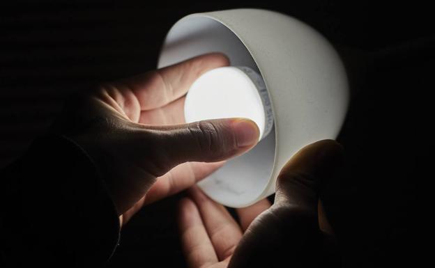 El precio de la luz vuelve a bajar este lunes: las horas más baratas y caras