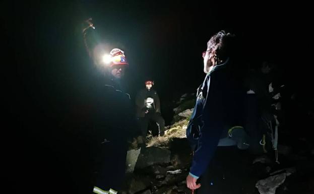 Rescatan a tres personas que se perdieron mientras realizaban una ruta en Sobrescobio