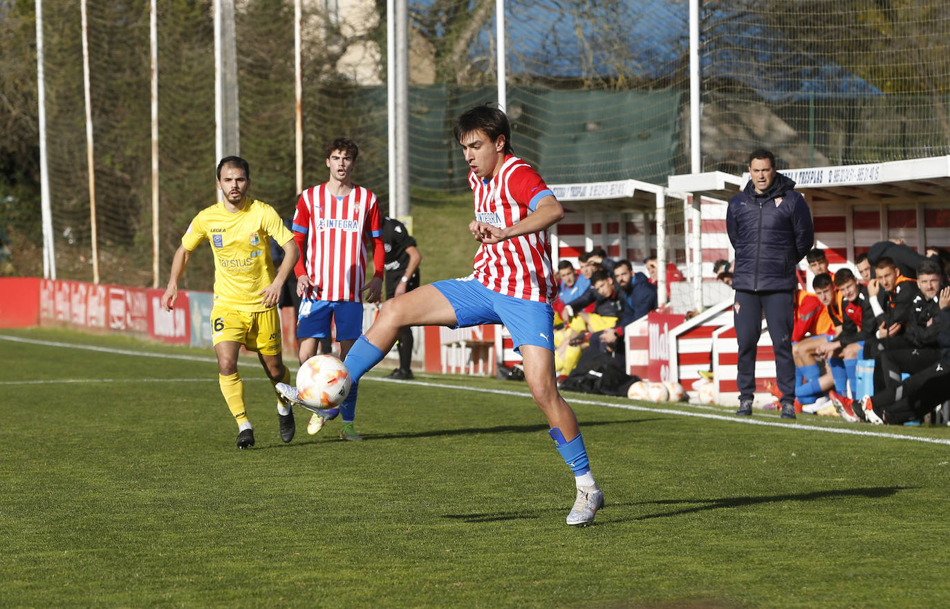 El Sporting B remonta para atar el liderato