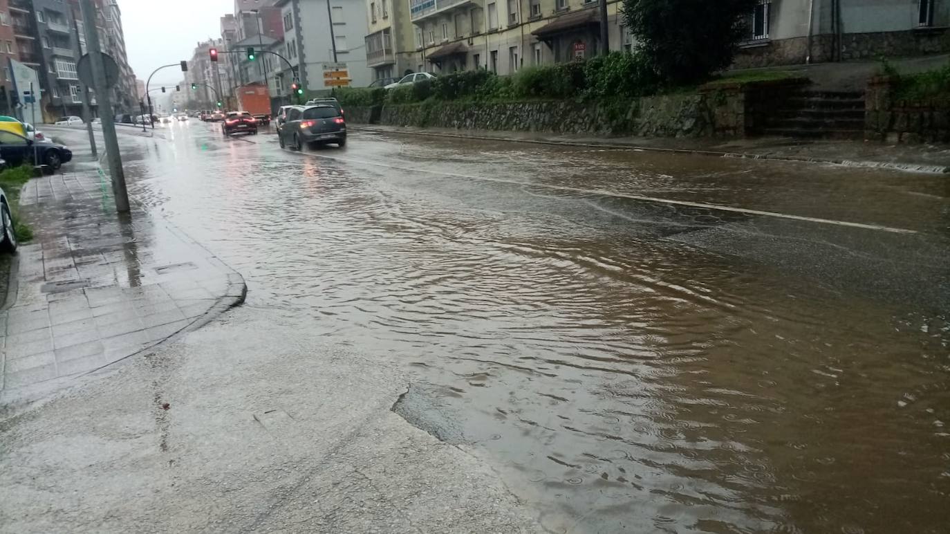 Las consecuencias del temporal en Avilés: calles inundadas y árboles caídos