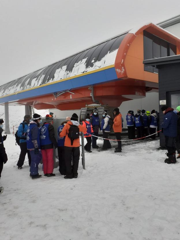 La telecabina de Pajares tira de la Semana Blanca a pesar de no haber nieve suficiente