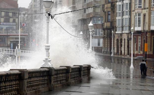 Caminos cortados y el campus de Gijón en vilo por el agua