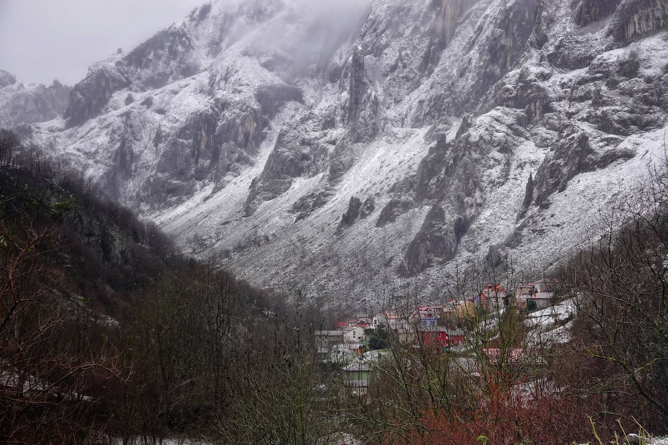 Bajo la nieve en Cabrales