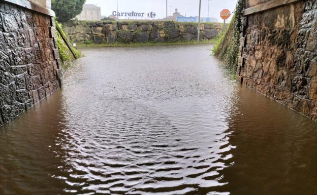 La furia del temporal deja daños en Castrillón y Corvera