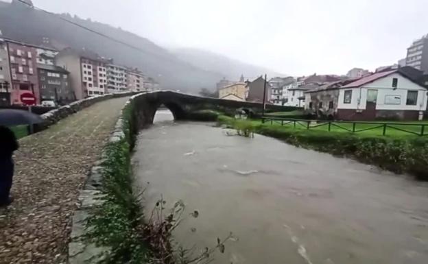 El río Narcea, en riesgo de desbordamiento debido al temporal