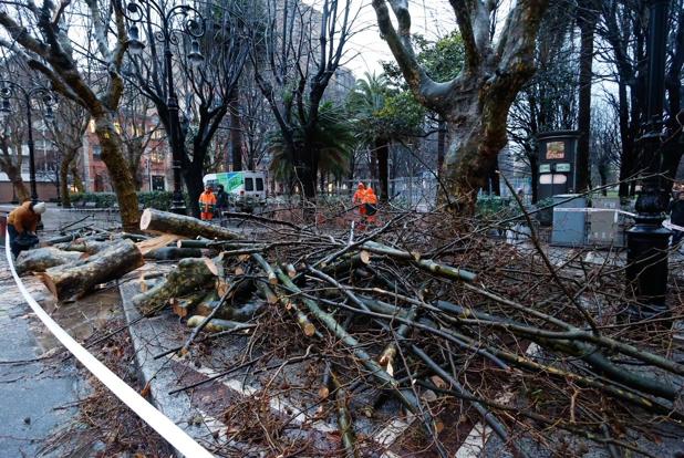 La lluvia complica la noche en la red viaria del Principado con 40 incidencias