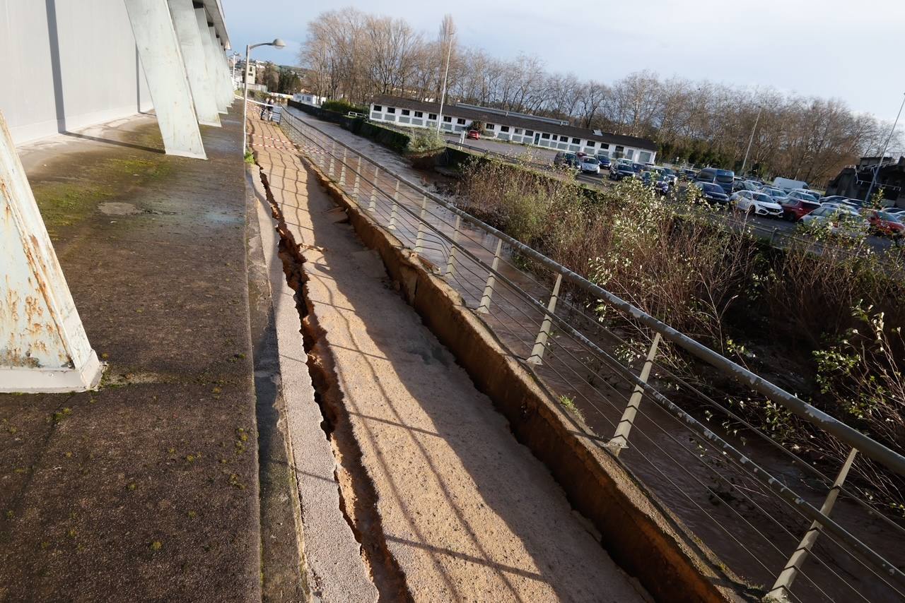 Hundimiento parcial en el paseo fluvial del Piles