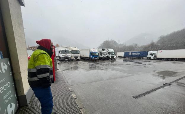 Decenas de camioneros embolsados en Lena: «No hay solución para las nevadas»