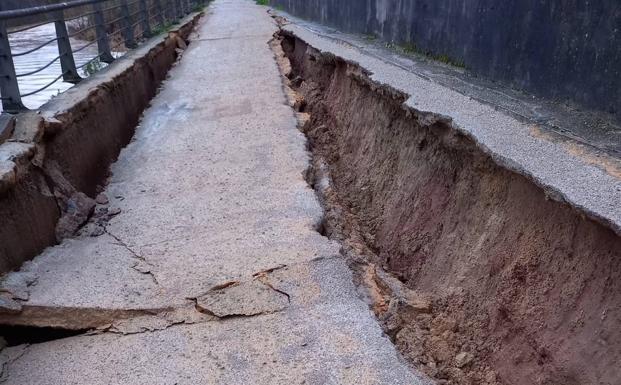 El temporal provoca el derrumbe parcial de la senda fluvial del Piles