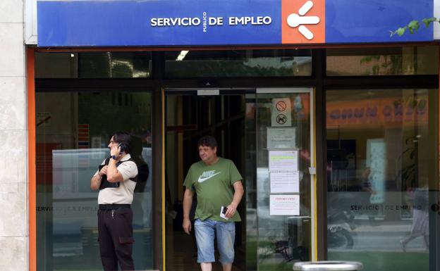 La ayuda del SEPE que ofrece 500 euros y que puedes cobrar incluso trabajando